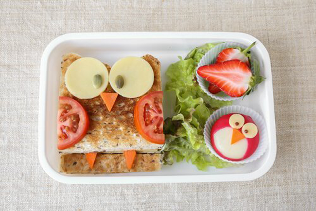 Un almuerzo saludable comienza con verduras y frutas para tener una buena salud bucal infantil.