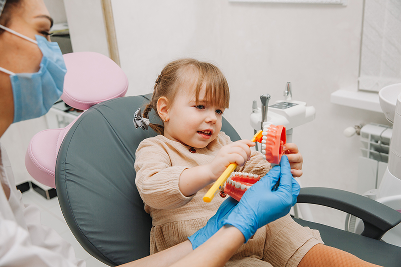 Jugar con los niños a ser dentistas ayudará a que su visita al dentista sea una experiencia agradable. 