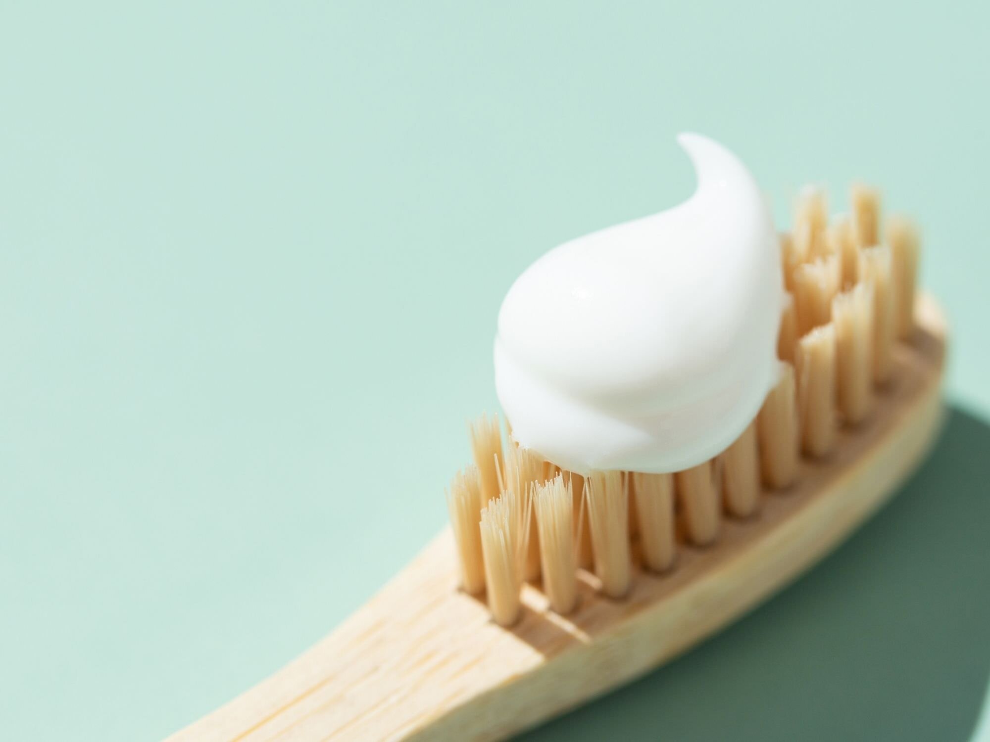 Una pasta de dientes sin flúor aumenta la caries dental. Porque el fluoruro ayuda a la formación de minerales, fortalece a tu esmalte e impide a las bacterias que causan la caries. Aunque existen influencers que publican en las redes sociales que fomentan la pasta dentífrica sin flúor, fomentan #bulosdentales sin conocimiento dental.