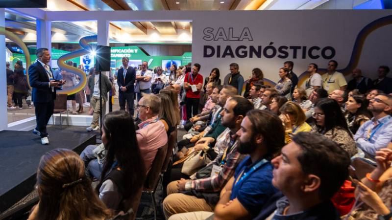 El networking, la formación y las últimas revoluciones tecnológicas fueron el epicentro del Dentsply Sirona World Madrid. Un congreso que tiene como previstas las próximas ciudades de Dubai, Las Vegas, Riccione, Tokio y Sao Paulo.Este año, más de cincuenta ponentes nacionales e internacionales se concentraron en este evento en Madrid, con más de 1.600 asistentes. Donde la tecnología dental y la formación plantearon “cómo definir juntos el panorama de la odontología y construir un futuro en el que la innovación y el espíritu pionero marquen el camino.”