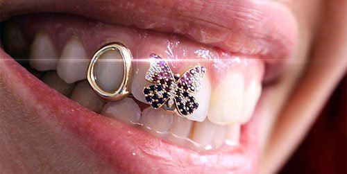 Los 'grillz' ya son un sello personalizado para estos artistas que “lo sienten más que una tendencia”. Por esta razón, las piedras preciosas, así como el oro, los diamantes y las perlas confirman que las joyas dentales no sólo refuerzan su imagen sino un propio lenguaje.